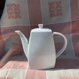 Small tea pot/coffee pot